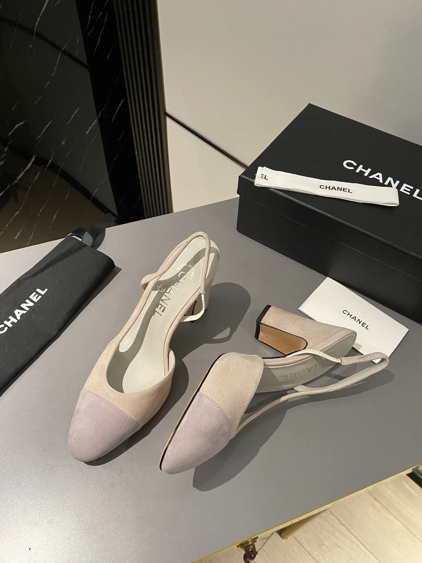 👟👟Ex-factory price 520👟👟 Purchase grade, high-heeled version, Chanel classic slingback sandals. We have been making this model for the past few years. This year, we will re-purchase the version and make a detailed copy again. I found that the upper lines and body comfort of the new version have been slightly adjusted! The brand won't say anything because the overall appearance difference is not big and it doesn't affect wearing. All colors now produced are produced according to the latest styles! What you buy is the latest classic model from the counter, made of imported mixed sheepskin surface material, imported mixed sheepskin, and Italian imported cowhide leather soles! High heels 9.5cm Size: 35-39 Other sizes can be customized (customized sizes 34, 40, 41, 42, 43 are non-refundable and non-exchangeable)